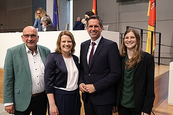 Der neu gewählte Ministerpräsident Olaf Lies mit den Grünen-Fraktionsvorsitzenden Detlev Schulz-Hendel und Anne Kura und der stellv. Ministerpräsidenten Julia Willie Hamburg